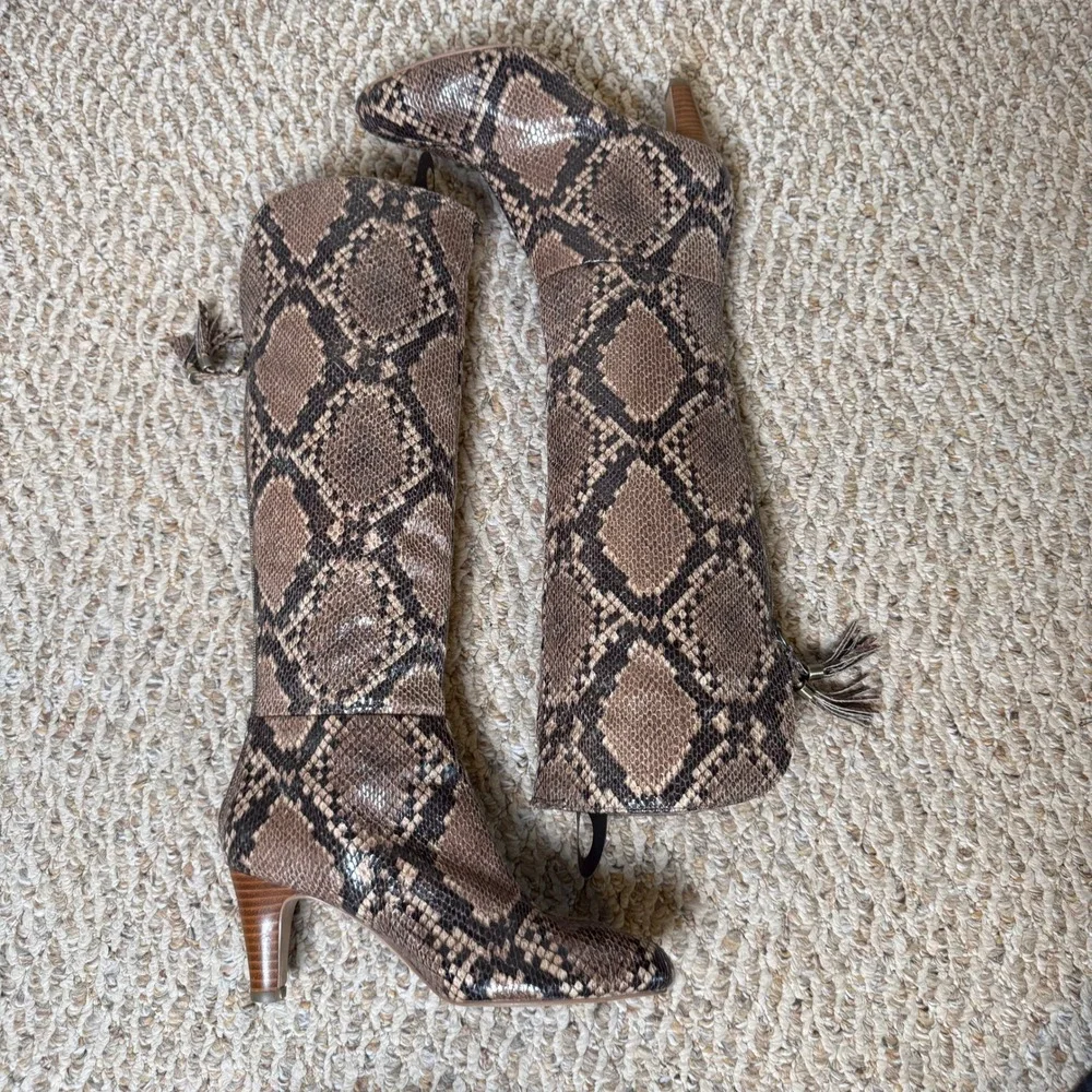 Bandolino Indie Snakeskin Print Knee High Boots Black Brown Tassel Back Zip 6.5M